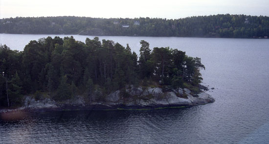 22 -This is what the rocks to port looks like from the bridge wing - this photo taken at the same point as the Viking ferry - in the photo above